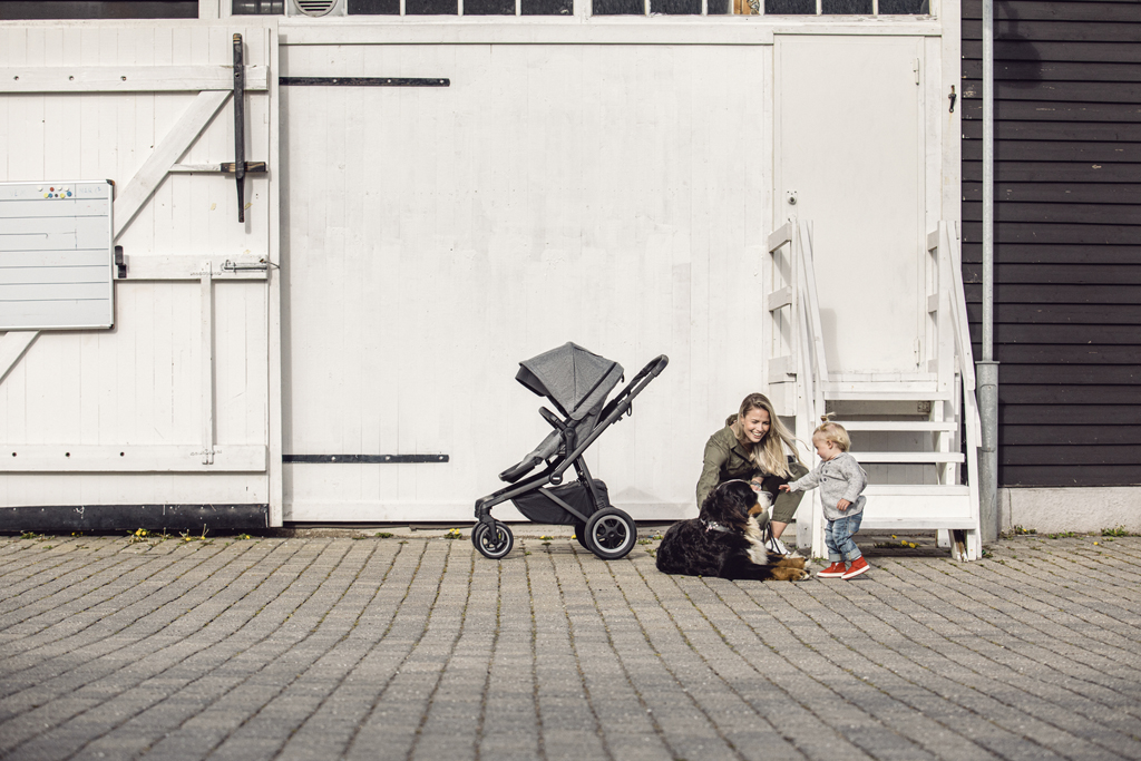THULE Športový kočík Sleek Black/Grey Melange