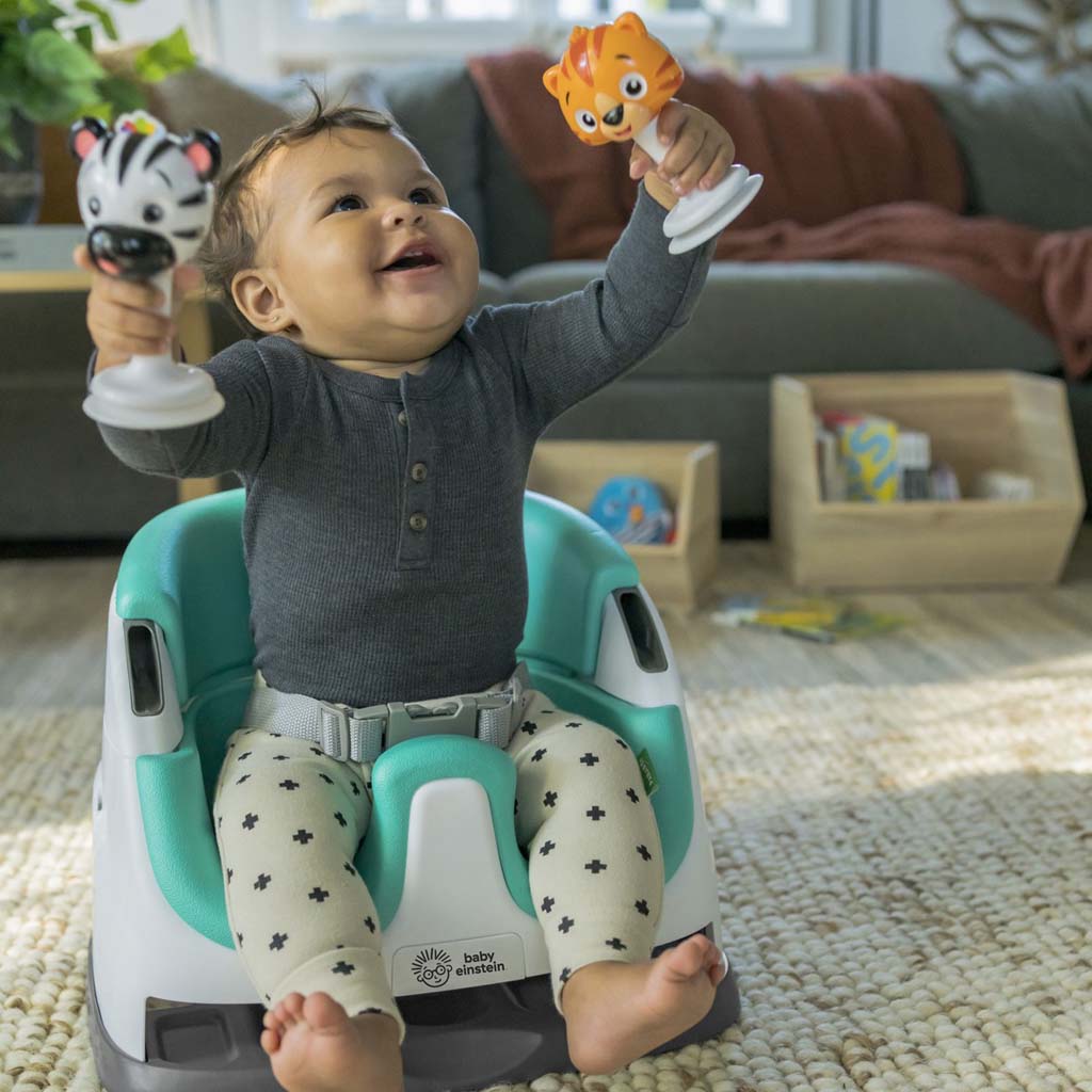 BABY EINSTEIN Podsedák na stoličku s 2 hračkami 2v1 Dine&Discover 6m+ do 23 kg
