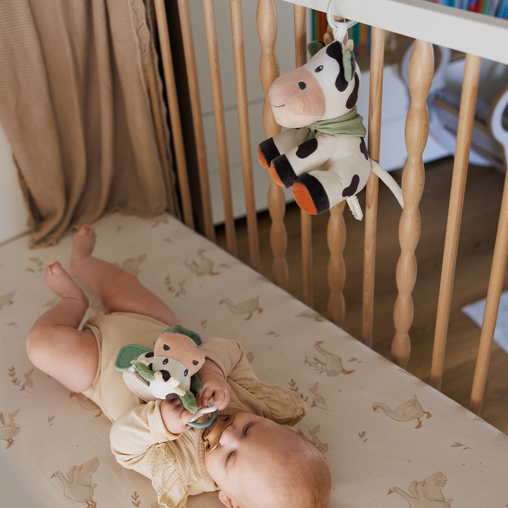 BABYONO Hračka hudobná na C-krúžku Cow Bingo 0m+