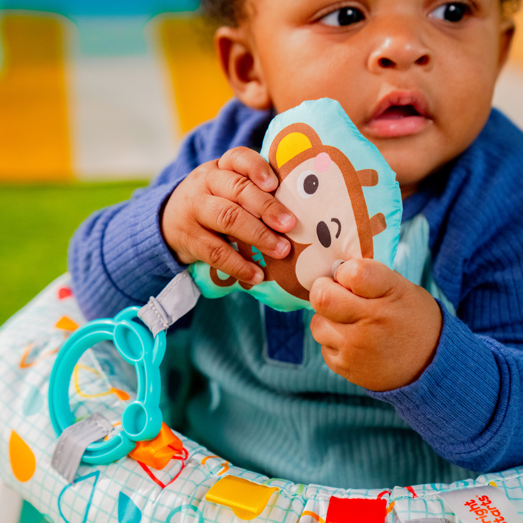 BRIGHT STARTS Kresielko učiace s hračkami pripravené na cestovanie Learn-to-Sit™, 4m+