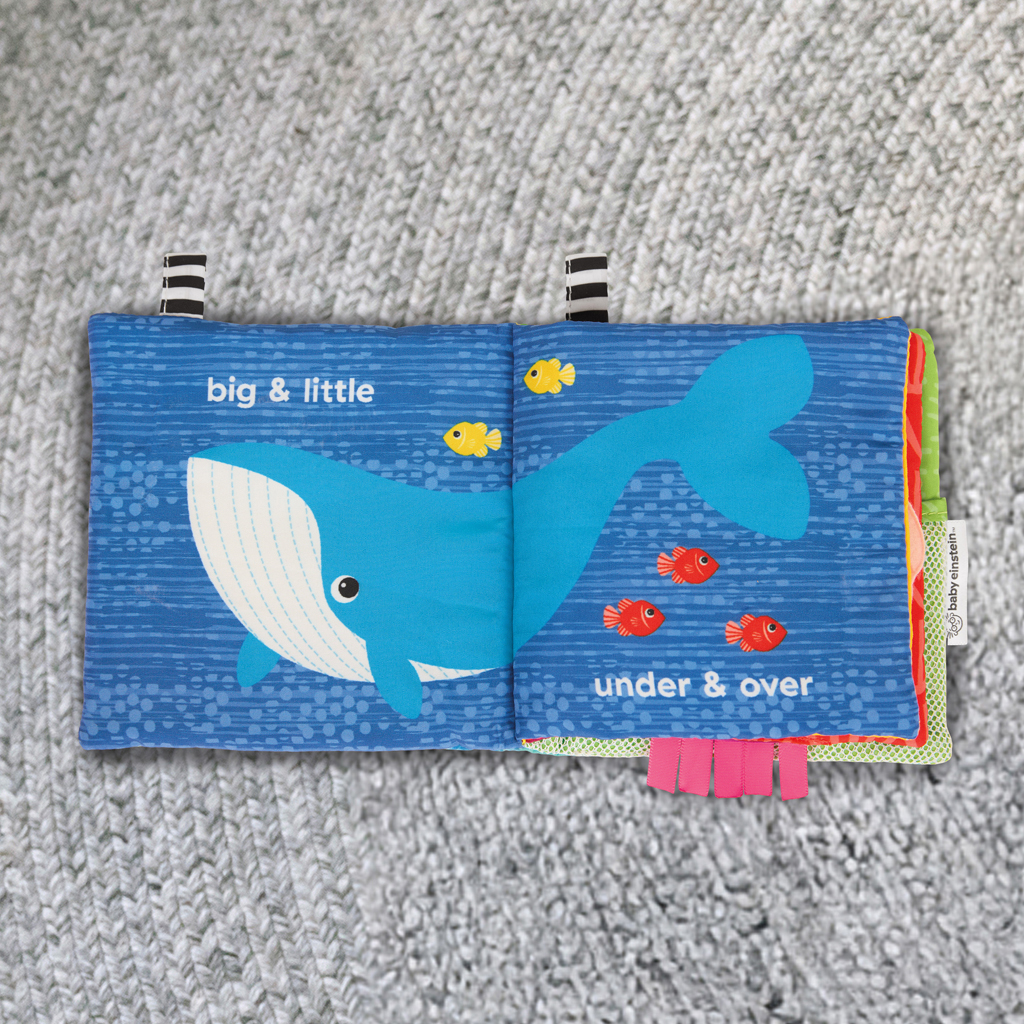 BABY EINSTEIN Mäkká kniha plná aktivít Ocean Opposites™, 0m+