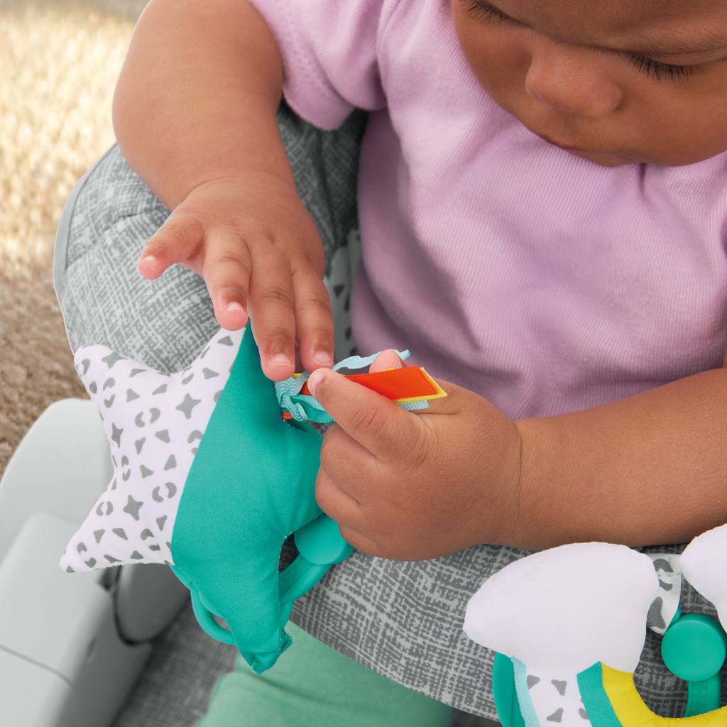 BRIGHT STARTS Kresielko učiace s hračkami pripravené na cestovanie Learn-to-Sit™ Grey, 4m+