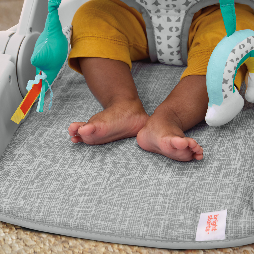 BRIGHT STARTS Kresielko učiace s hračkami pripravené na cestovanie Learn-to-Sit™ Grey, 4m+