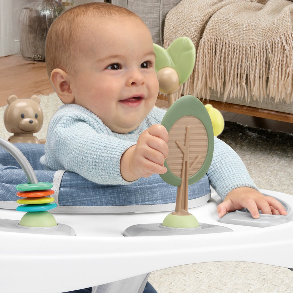 INGENUITY Hračka aktívna skákacia so stolíkom 2v1 Bounce to Bloom™ Chambray