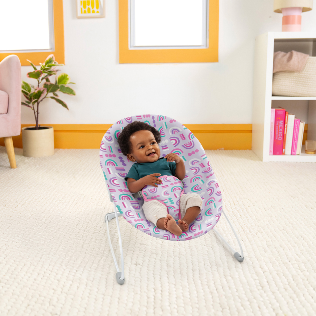 BRIGHT STARTS Lehátko s hračkami Confetti Rainbow™ Bouncer, 0m+