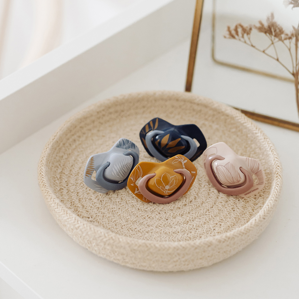 CANPOL BABIES Dudlík silikonový symetrický Light touch GOLD 18m+ 2ks růžový