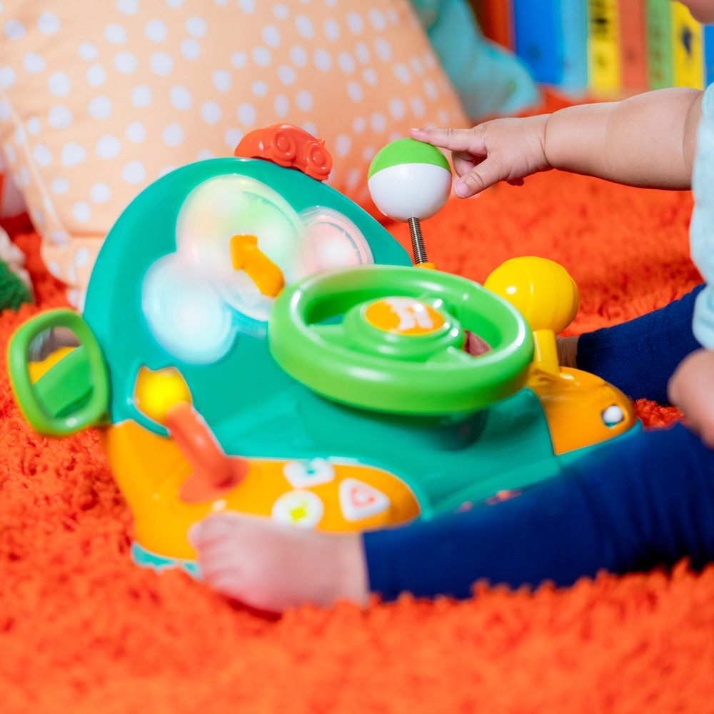 BRIGHT STARTS Hračka hudobná svetelná volant Lights&Colors Driver™ 6m+