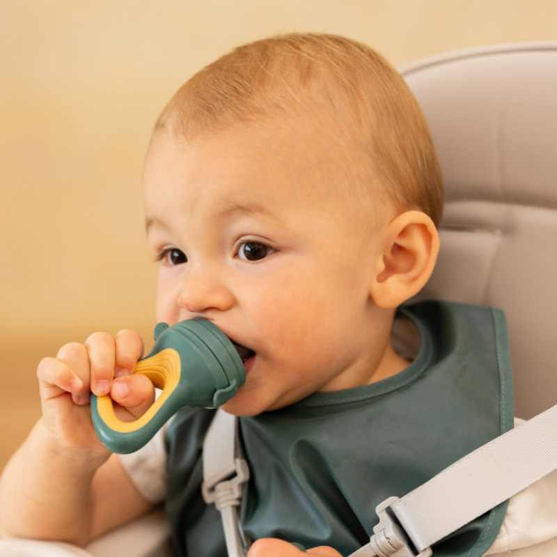 PETITE&MARS Cumlík silikónový na kŕmenie Fruzi Rose&Sand 6m+