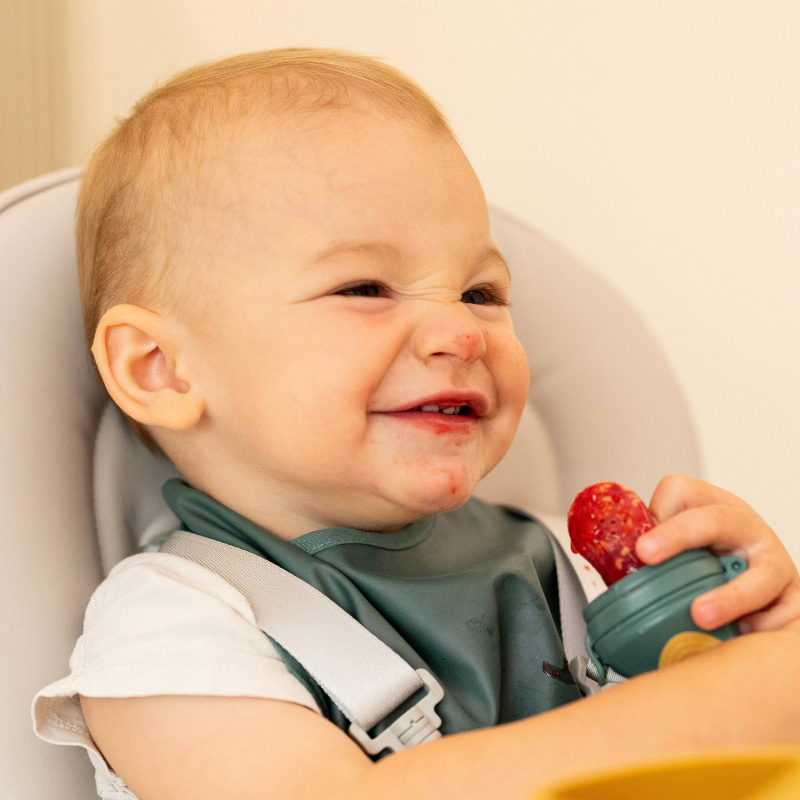 PETITE&MARS Cumlík silikónový na kŕmenie Fruzi Rose&Sand 6m+