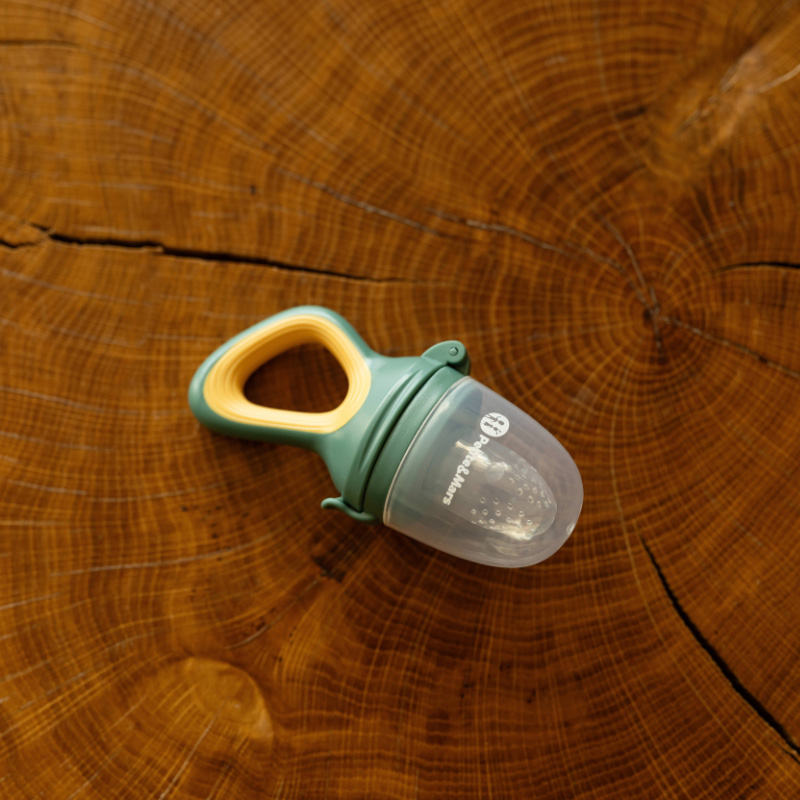 PETITE&MARS Cumlík silikónový na kŕmenie Fruzi Green&Ochre 6m+