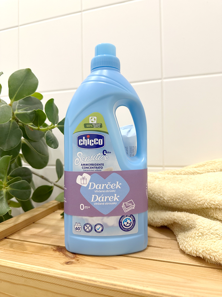 CHICCO Aviváž koncentrovaná Sladký Pudr 1,5 l, 60 praní + vlhčené ubrousky 72 ks zdarma