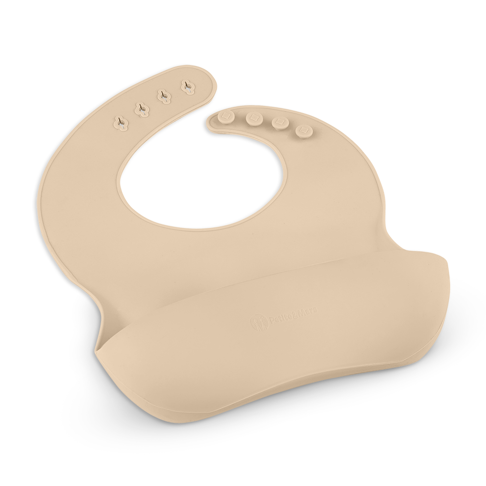 PETITE&MARS Podbradník silikónový Take&Match Desert Sand 6m+