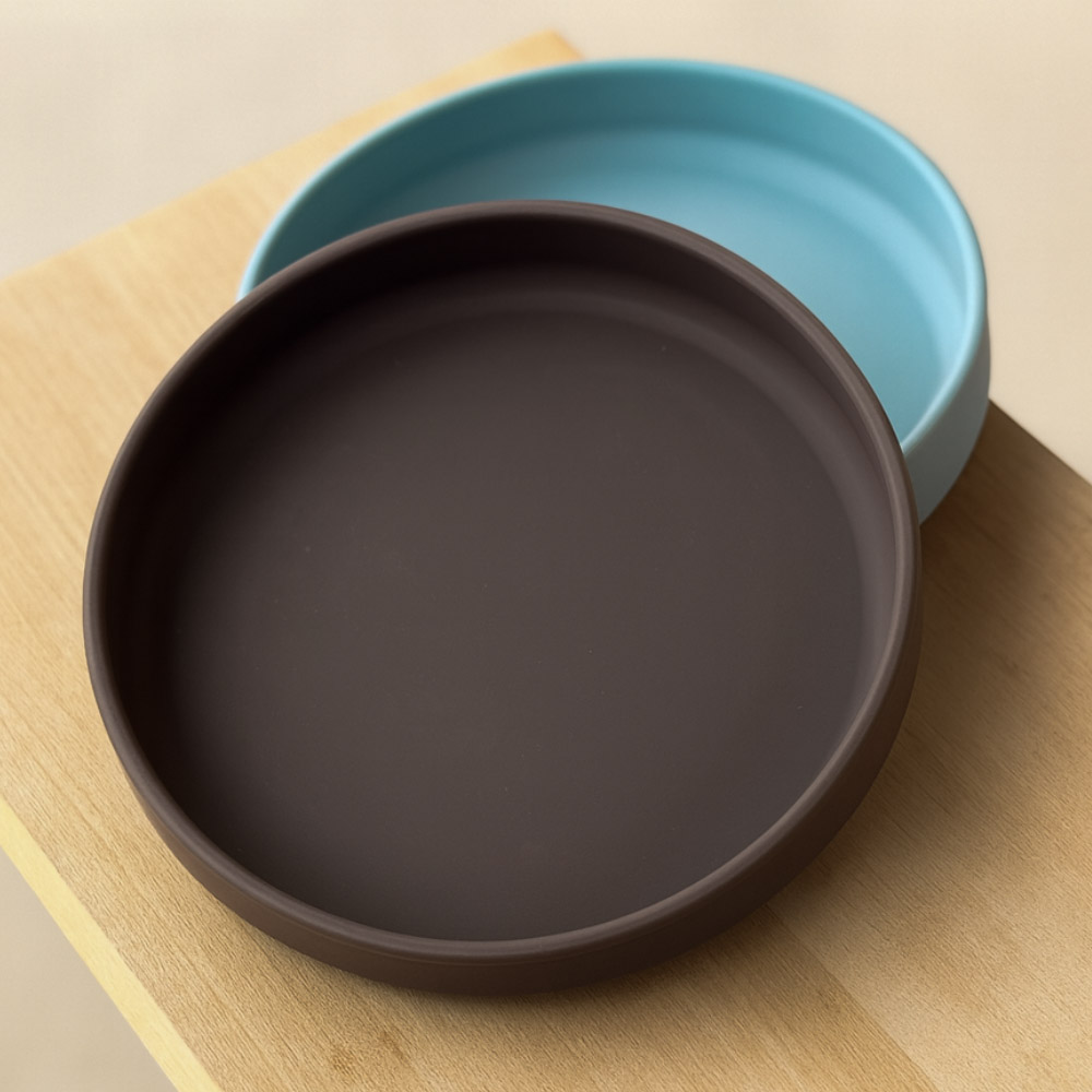 PETITE&MARS Take&Match szilikon tányér tapadókoronggal Velvet Latte – tapadókorong részlet