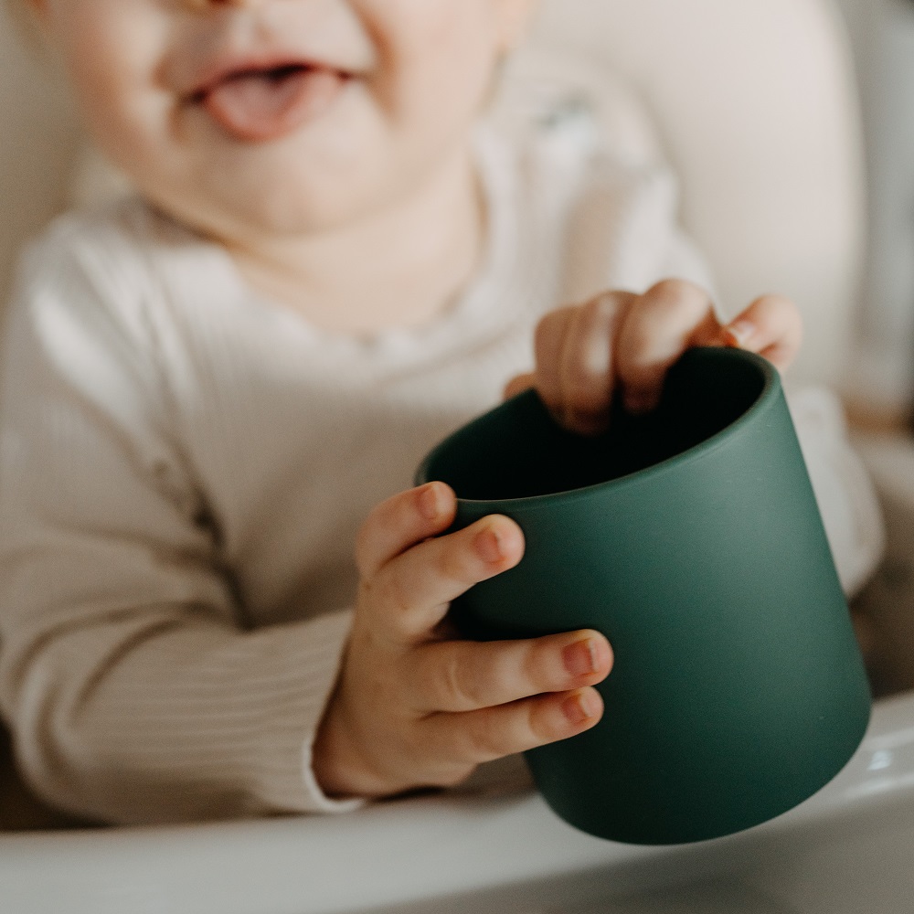 PETITE&MARS Hrnek silikonový Take&Match Intense Ochre 6m+