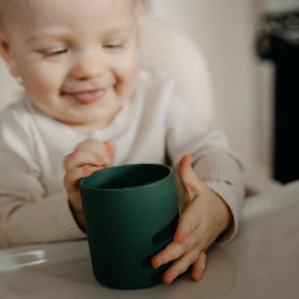 PETITE&MARS Hrnek silikonový Take&Match Intense Ochre 6m+