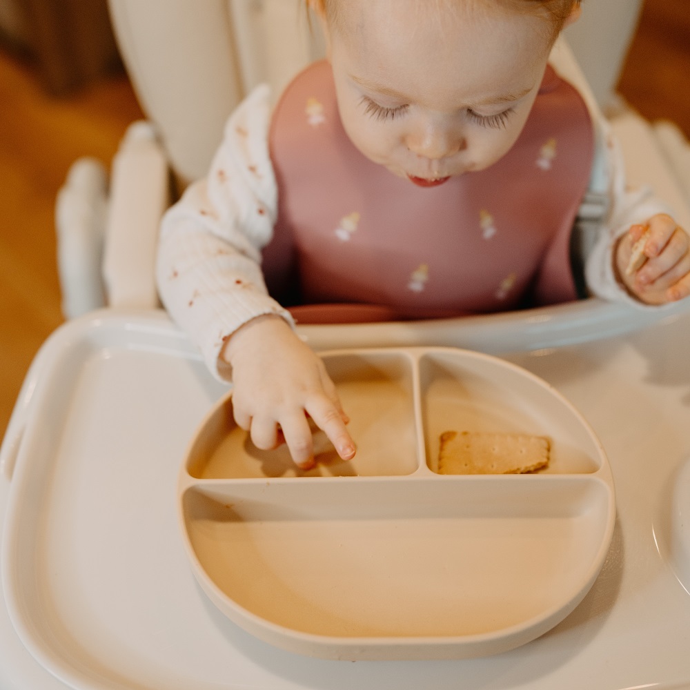 PETITE&MARS Talířek silikonový dělící oválný Take&Match Desert Sand 6m+