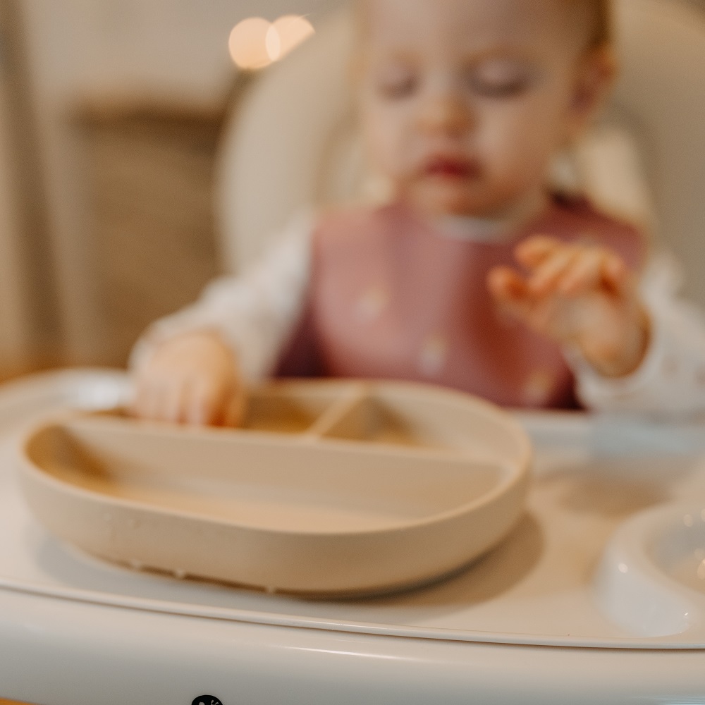 PETITE&MARS Talířek silikonový dělící oválný Take&Match Intense Ochre 6m+