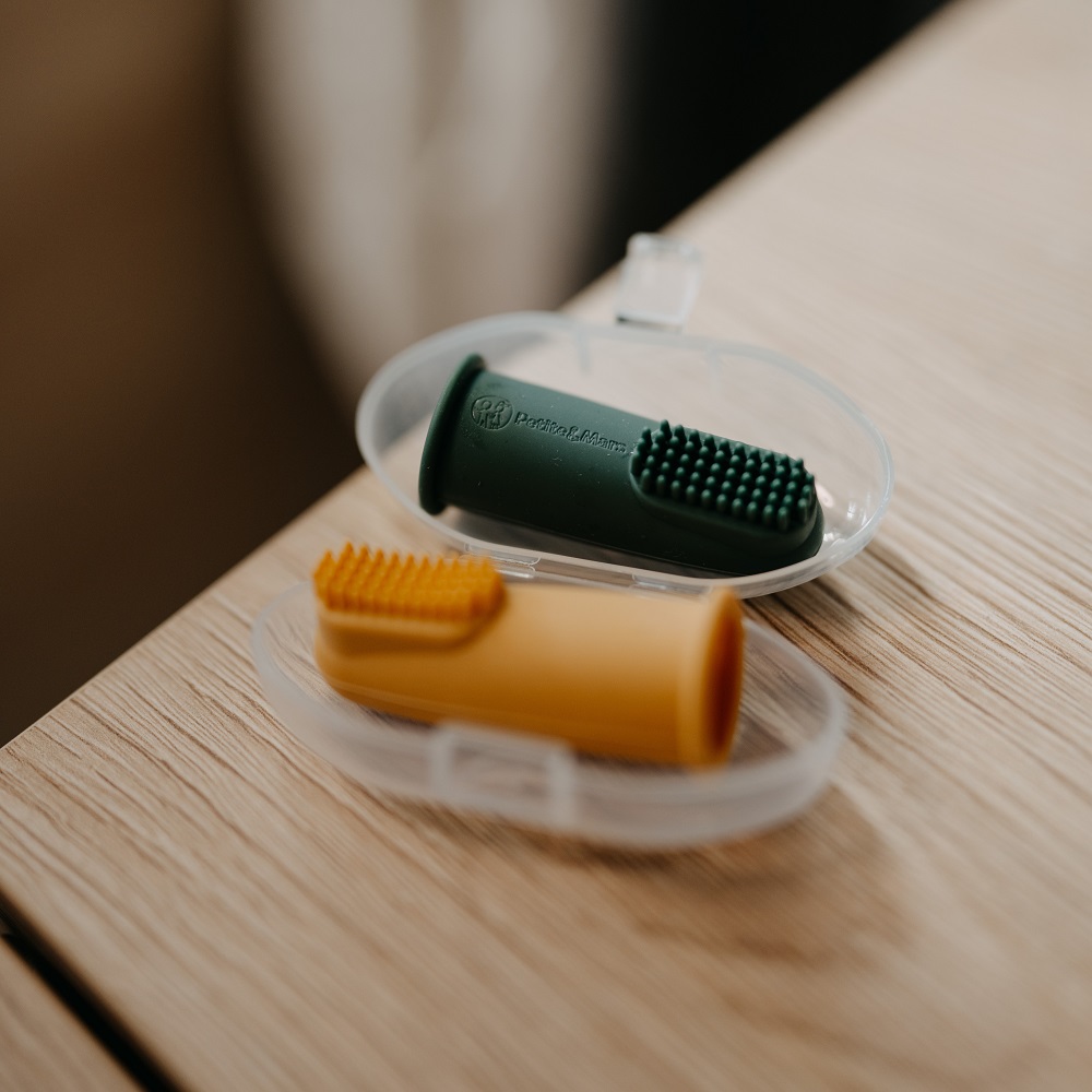 PETITE&MARS Sada silikónových zubných kefiek na prst Ochre&Green 2 ks 6m+