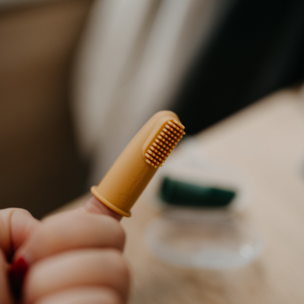 PETITE&MARS Sada silikonových zubních kartáčků na prst TAKE&MATCH Rose&Sand 2 ks 0m+