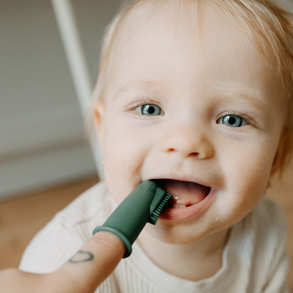 PETITE&MARS Sada silikonových zubních kartáčků na prst TAKE&MATCH Rose&Sand 2 ks 0m+