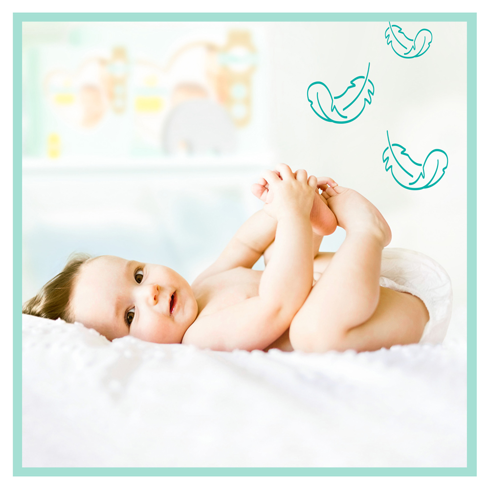 PAMPERS Balenie darčekové - Jednorázové plienky Premium Care 2 (4-8 kg), 136 ks + obrúsky ZDARMA