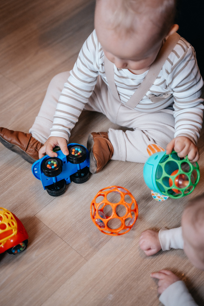 OBALL Hračka autíčko Rattle&Roll™, modré 3m+