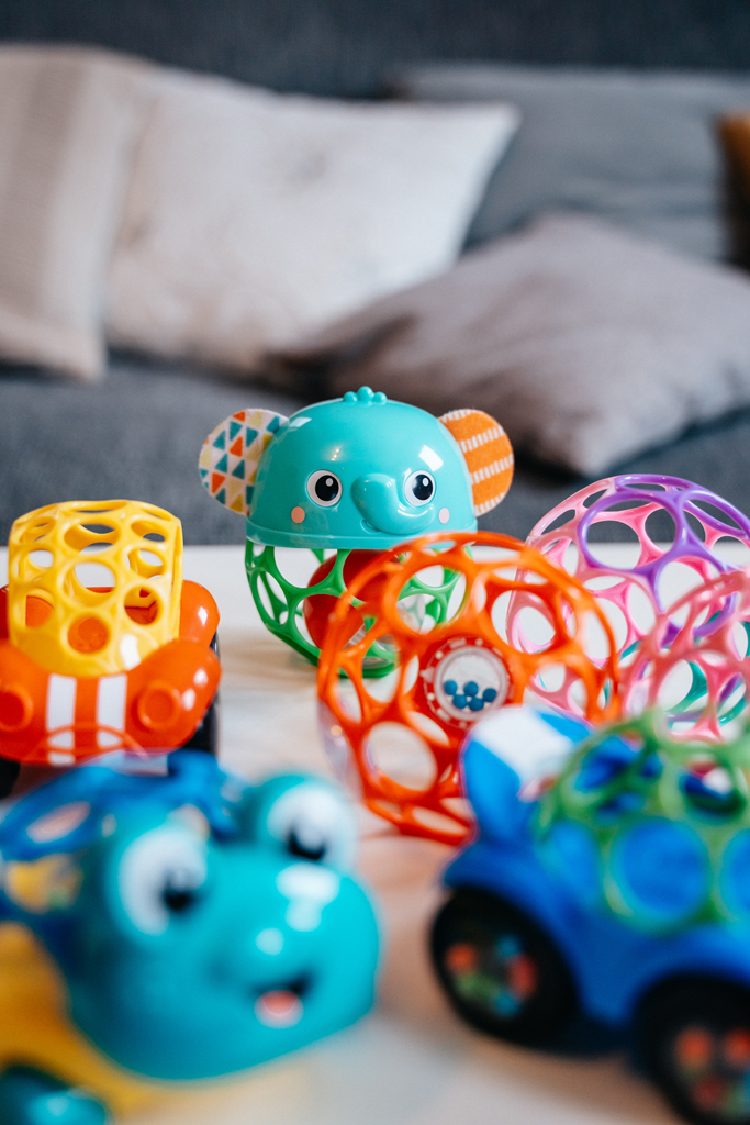 OBALL Hračka autíčko Rattle&Roll™, červené 3m+