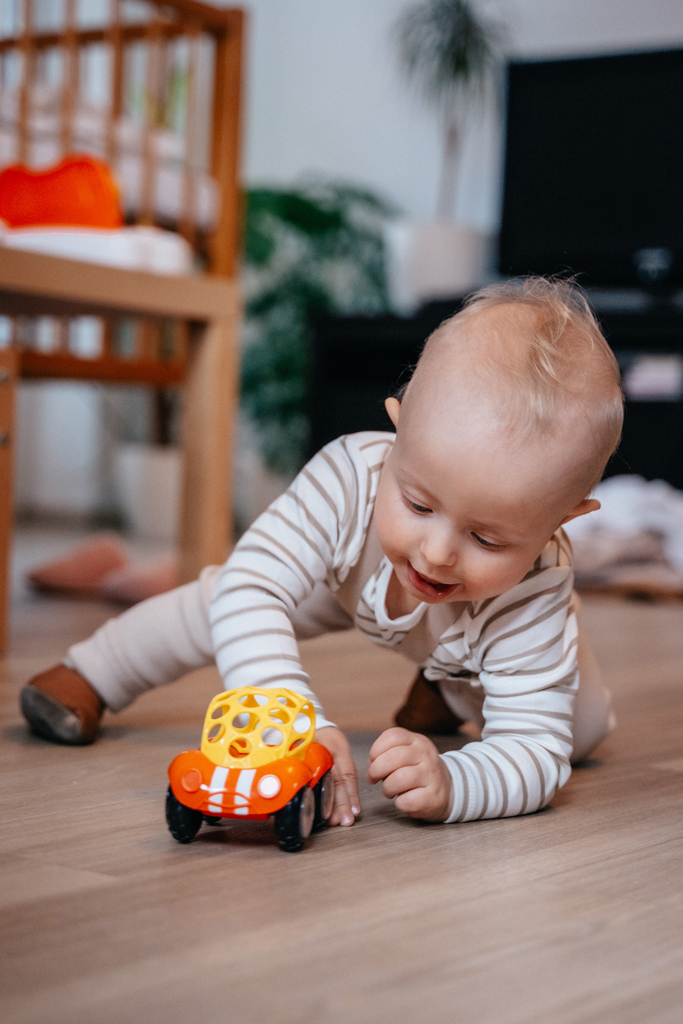 OBALL Hračka autíčko Rattle&Roll™, červené 3m+