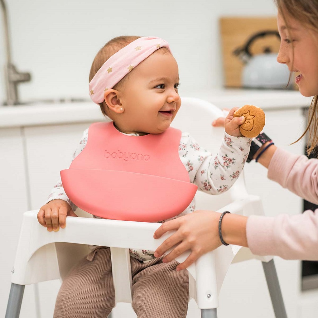 BABYONO Podbradník mäkký plastový s vreckom bez BPA pink 6m+