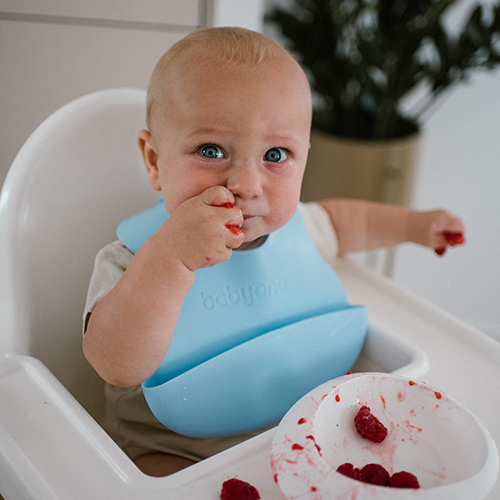 BABYONO Podbradník mäkký plastový s vreckom bez BPA blue 6m+