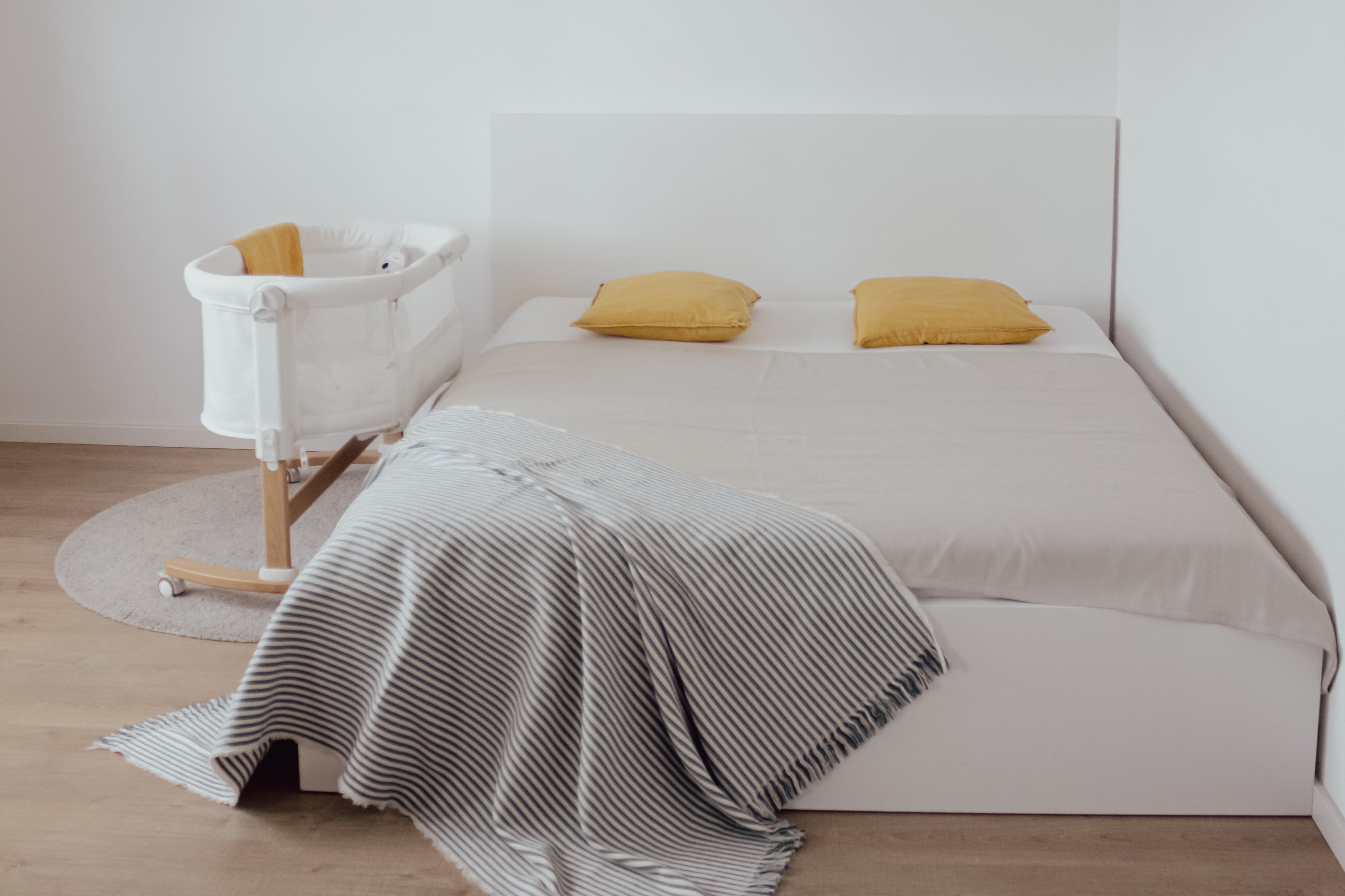 PETITE&MARS Postieľka detská polohovateľná s funkciou kolísky Glory 2v1 Mocha Beige