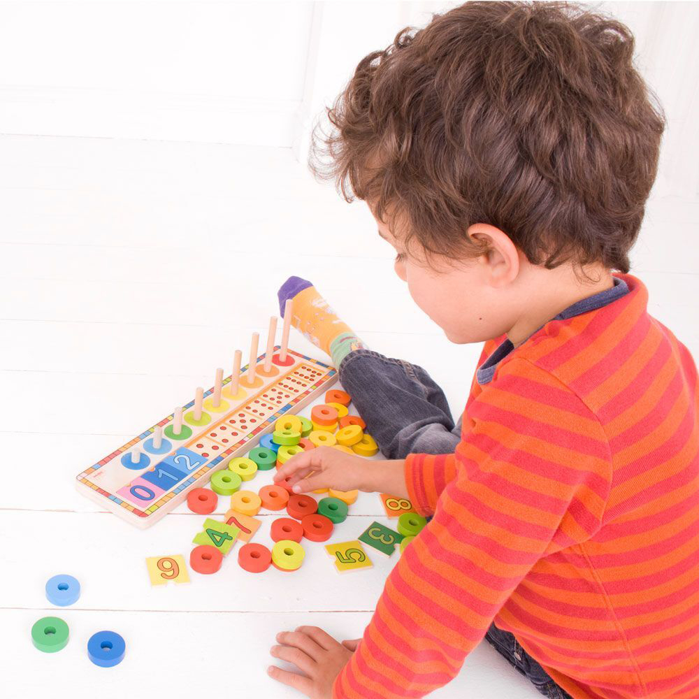 BIGJIGS TOYS Doska nasadzovania s číslami