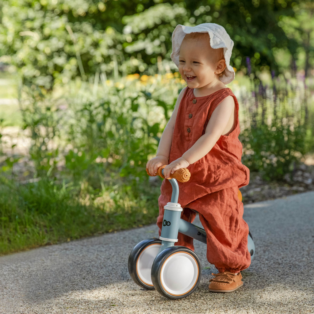 Gyermek a Kinderkraft CUTIE futóbiciklin