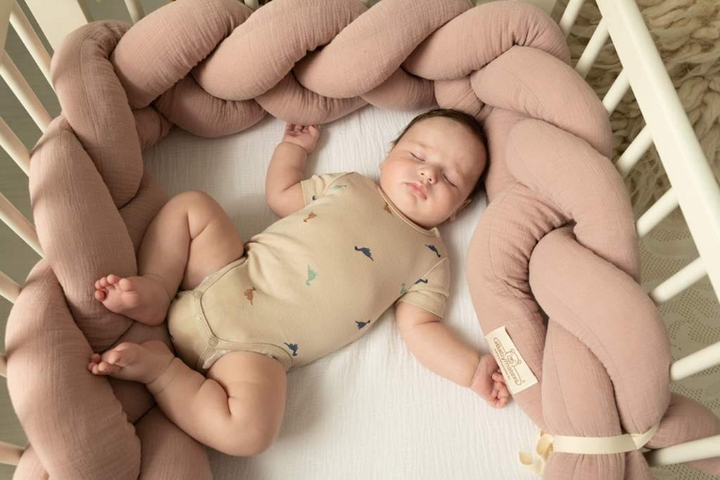 BABYMATEX Chránič do postýlky mušelin pletený cop - růžový 200 cm