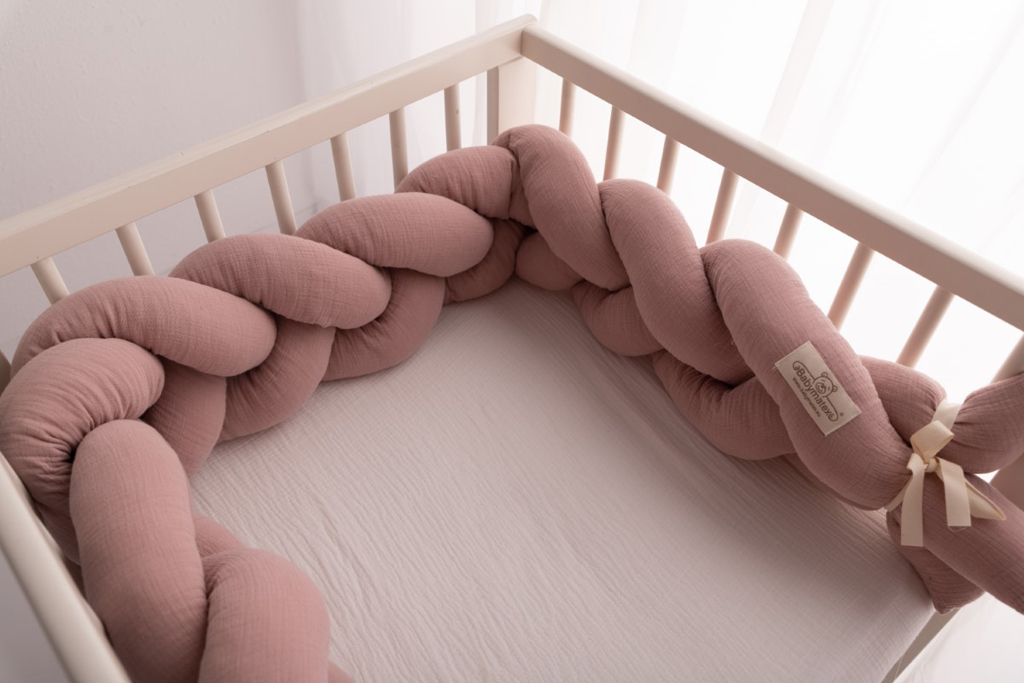 BABYMATEX Chránič do postýlky mušelin pletený cop - růžový 200 cm