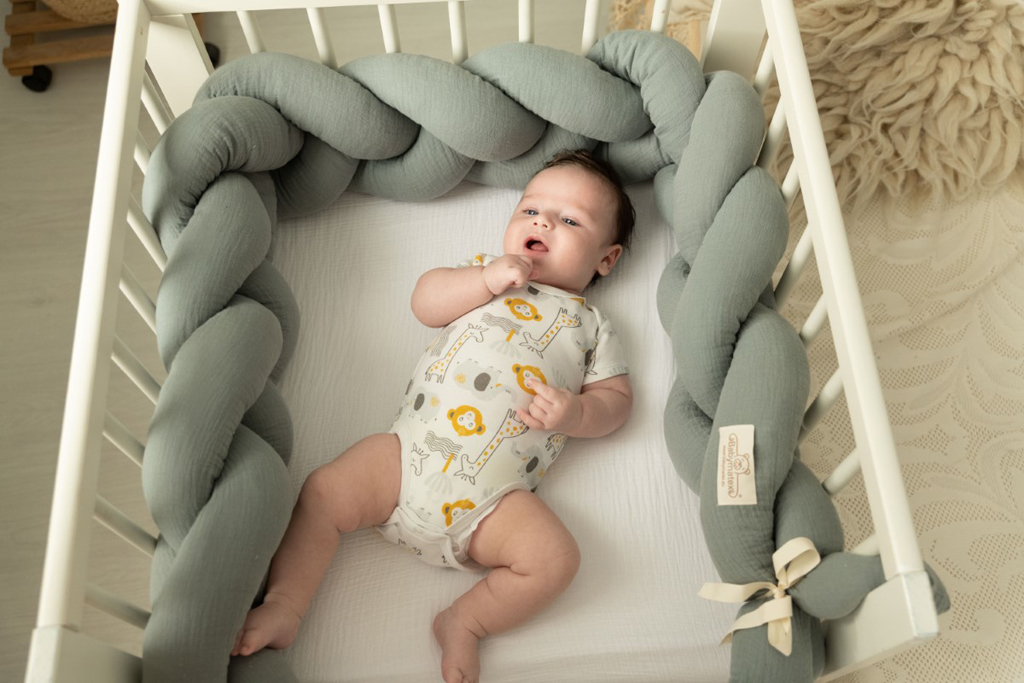 BABYMATEX Chránič do postýlky mušelin pletený cop - šedý 200 cm