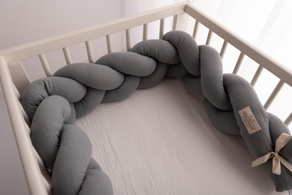 BABYMATEX Chránič do postýlky mušelin pletený cop - šedý 200 cm