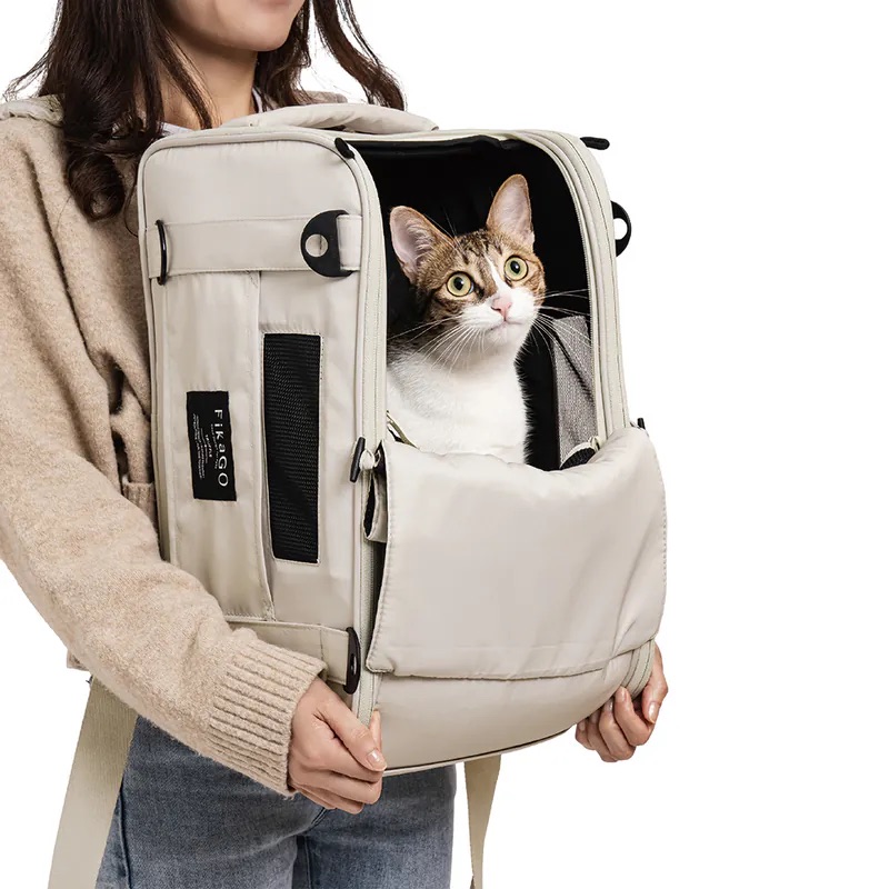 FIKAGO Nosič cestovný pre psov a mačky Truffle Creamy Cloud