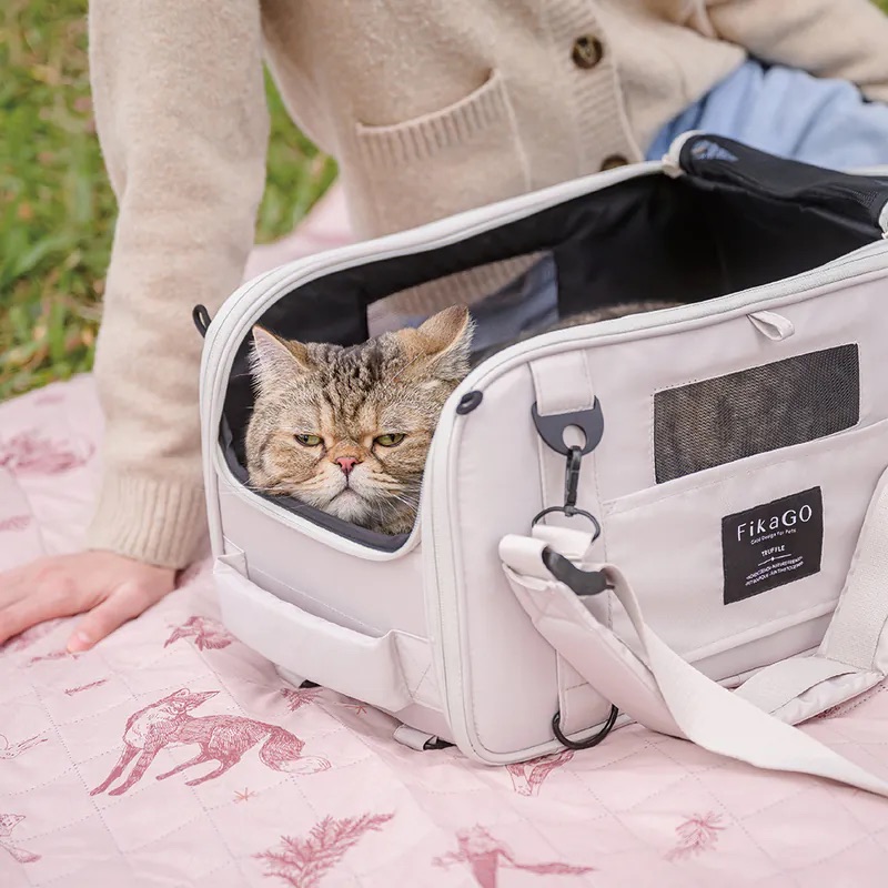 FIKAGO Nosič cestovný pre psov a mačky Truffle Creamy Cloud