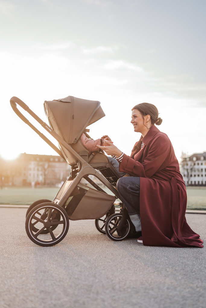 EASYWALKER Kočík kombinovaný Zoey Chestnut Brown + CBX By CYBEX Aton B2 i-Size + základňa